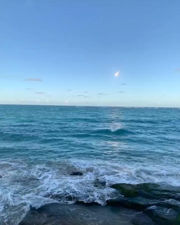 Impresionante meteoro avistado a plena luz del día en la Isla